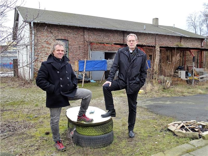 Werner Pfeifer (links) und Architekt Jan Ostermann vor Baubeginn.