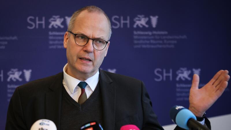Schwarz: Entbürokratisierung muss Priorität in der EU haben Werner Schwarz (CDU), Minister für Landwirtschaft, ländliche Räume, Europa und Verbraucherschutz in Schleswig-Holstein, spricht auf einer Pressekonferenz in seinem Ministerium.
