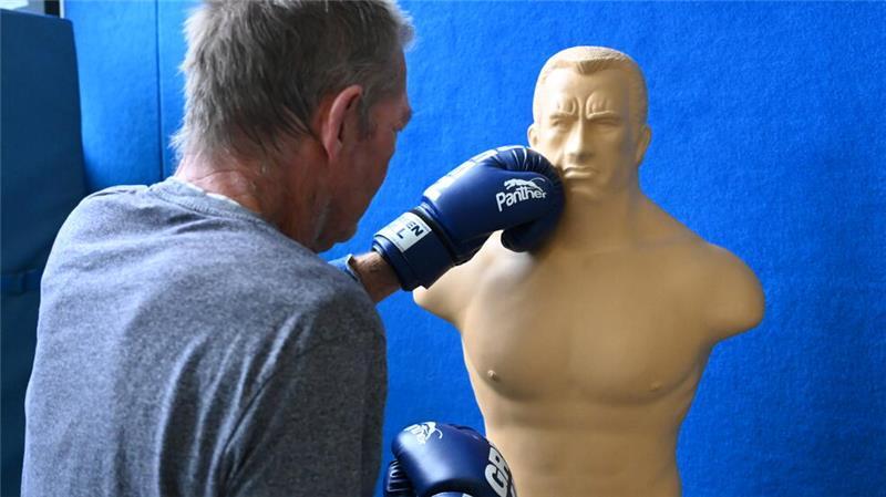 Wie Boxen bei Parkinson hilft: „Ein blaues Auge hatte noch keiner“ Werner war früher Boxer. Vor 15 Jahren wurde bei ihm Parkinson diagnostiziert.