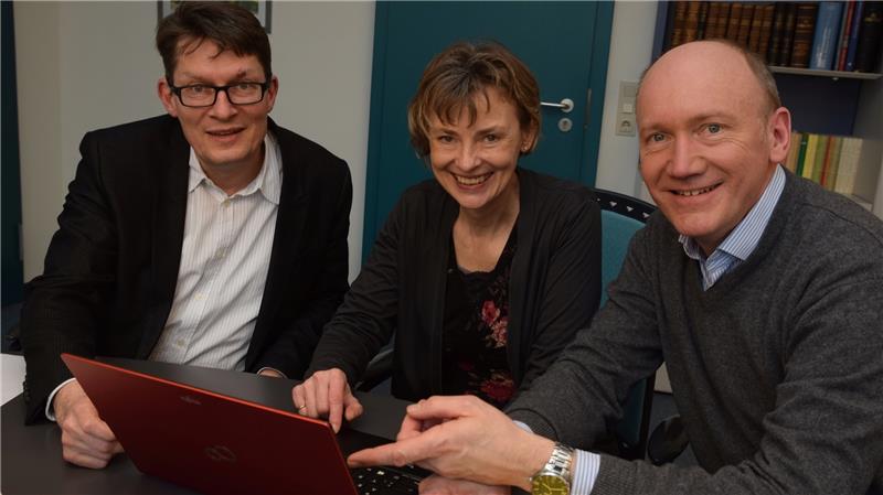 Werten die Ergebnisse der Wahlen am Laptop aus (von links): Dr. Martin Krarup, Gabriele Furche vom Kirchenamt und Dr. Thomas Kück. Foto Strüning