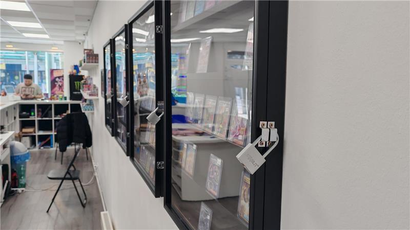 Wertvollere Karten sind in Vitrinen mit Schlössern gesichert.