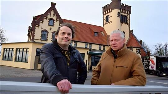 Weserschlösschen-Gastronom Frank Hennersdorf (rechts) peilt den Ruhestand an, Gebäudeeigentümer Marco Backhaus sucht deshalb zusammen mit seinem Vater Herbert Backhaus nach einem neuen Pächter. Wer hat Interesse?