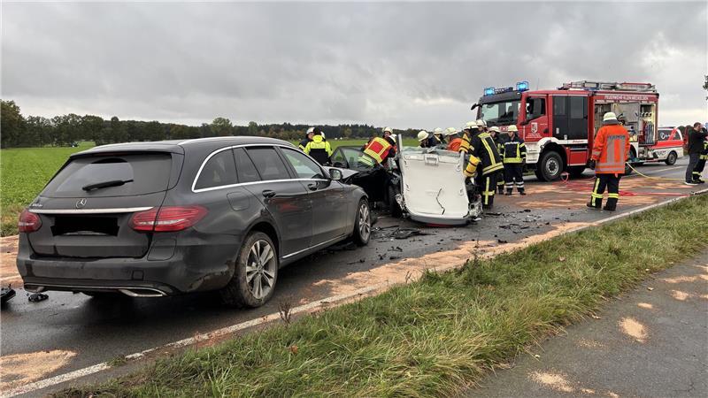 Schwerer Unfall auf L142: Grünschnitt löst verheerende Kettenreaktion aus Weshalb die Pkw kollidiert sind, ist noch unklar.