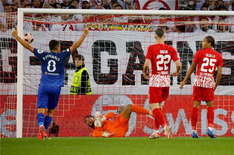 Trotz Steigerung: Freiburg verliert gegen West Ham 1:2 West Ham United (blaue Trikots) konnte sich über einen Sieg in Freiburg freuen.