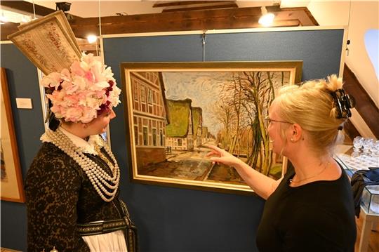 Westerjork im Jahr 1939: Altländer Blütenkönigin Anna-Sophie Sietas im Gespräch mit der Museumsleiterin Dr. Kai Janofsky. Foto: Vasel