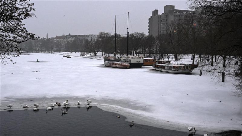 Wetter weiter zweigeteilt: Dauerfrost im Nordosten und fast frühlingshaft mild im Westen. 