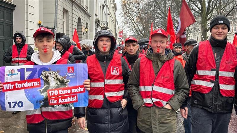 Wetterfest: Stader Airbus-Mitarbeiter auf dem Weg zur Kundgebung am Hamburger Fischmarkt.