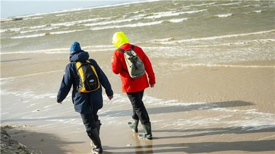 Wetterfeste Kleidung ist beim Spaziergang an der Nordsee in den nächsten Tagen ein Muss. (Archivfoto)