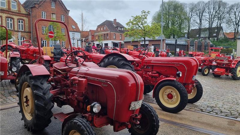 Wettergeschützt sind die Fahrer auf den alten Zugmaschinen nicht. Trotzdem fand die Ausfahrt des Porsche-Diesel Clubs auch bei schlechtem Wetter statt.