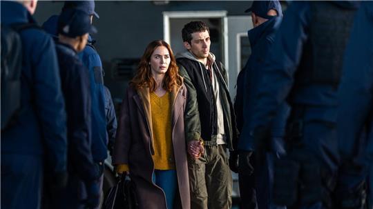 Wettermoderatorin Margaret Fairchild (Emily Blunt) und Cybersicherheitsexperte Daniel Kellner (Josh O’Connor) werden gejagt.