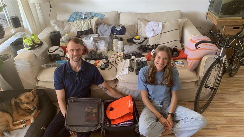 Wettkampf-Utensilien haben Vorrang: Louisa Pranger und ihr Freund mussten vor Hawaii genau abwägen, was mit kommt. Hund Fox (links) musste bei ihren Eltern bleiben.