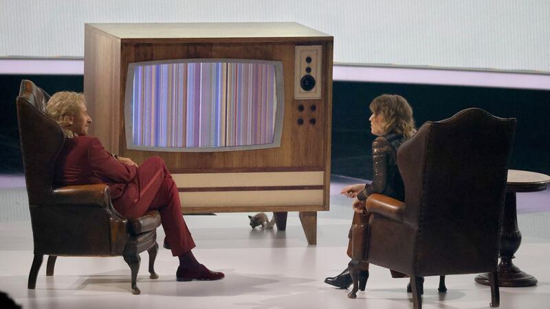 Letzte große Show: Gottschalks „Wetten, dass..?“-Abschied Wettkönigin Julia Reichert (r) konnte frühere Wetten anhand von bunten Strichcodes wiedererkennen.