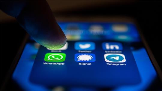 WhatsApp gehört seit 2014 zum Facebook-Konzern. (Archivbild)