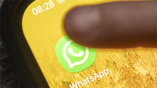 Whatsapp-Symbol auf einem Handybildschirm.