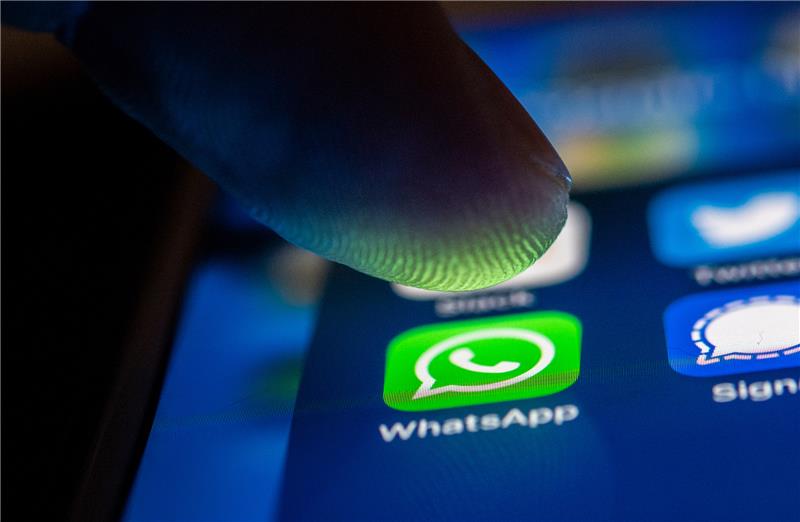 Whatsapp hält neuerdings den Finger auf Anrufe von Unbekannt - wenn man das in den Einstellungen aktiviert. Foto: Zacharie Scheurer/dpa-tmn