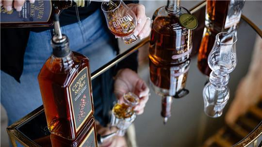 Whiskey aus den USA könnte in Deutschland bald teurer werden.