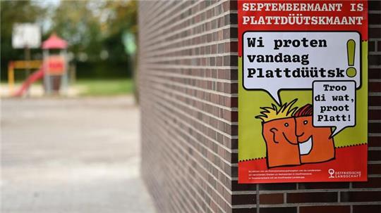 „Wi proten vandaag Plattdüütsk“ (Wir sprechen heute Plattdeutsch) steht auf einem Plakat an einer Wand an einer Grundschule.