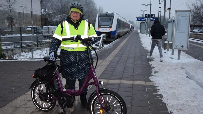 Wibke Tiedemann aus Ruschwedel steht am Bahnhof Buxtehude vor einem EVB-Zug. Mit einem E-Bike ist die Berufspendlerin auf Zugausfälle wegen des GDL-Streiks vorbereitet.