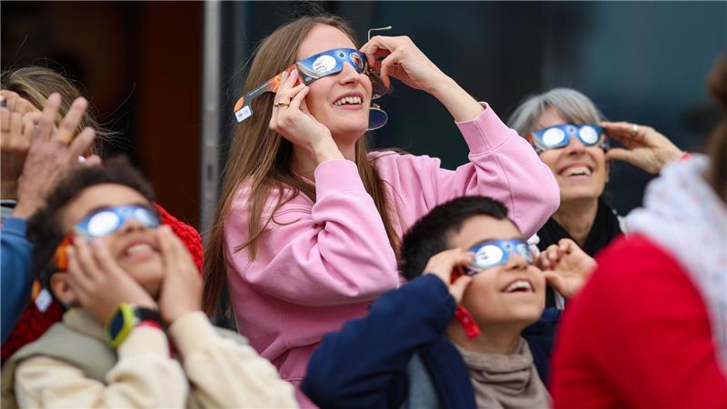 Partielle Sonnenfinsternis nur teilweise sichtbar Wichtig beim Blick in den Himmel ist das Tragen einer speziellen Sonnenfinsternis-Schutzbrille.