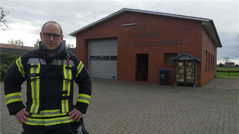 „Wichtig ist, dass hier etwas passiert“: Manuel Haack, Ortsbrandmeister in Drochtersermoor, vor dem alten beengten Feuerwehrgerätehaus, das den Sicherheitsnormen nicht mehr entspricht.