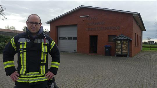 „Wichtig ist, dass hier etwas passiert“: Manuel Haack, Ortsbrandmeister in Drochtersermoor, vor dem alten beengten Feuerwehrgerätehaus, das den Sicherheitsnormen nicht mehr entspricht.