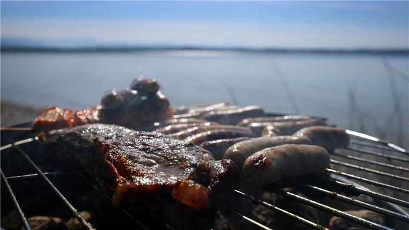 Für Klimaschutz verzichten die wenigsten auf Grillfleisch Wichtig oder sehr wichtig ist der Klimaschutz einer Umfrage zufolge den wenigsten Menschen, wenn sie grillen.