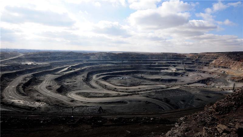 Seltene Erden: Industrie warnt vor Abhängigkeit von China Wichtige Metalle, die etwa hier in der Bayan-Obo-Mine für seltene Erden in der Inneren Mongolei abgebaut werden, braucht auch die deutsche Industrie - etwa für Sensoren oder Elektromotoren. (Archivbild)