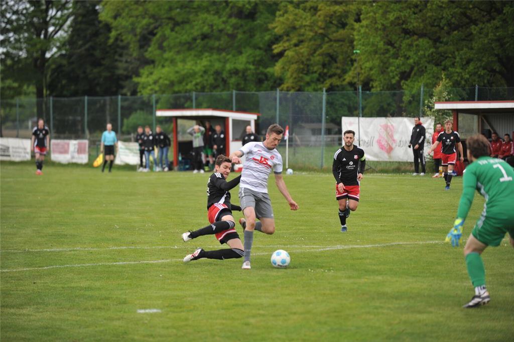 Wichtige Punkte im Abstiegskampf: Der Deinster SV hat am Sonntagnachmittag mit 4...