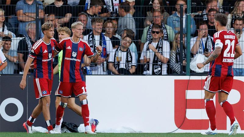 Zum Start das Topspiel: „Stellenwert des HSV zu erkennen“ Wichtige Säule im HSV-Kader: Albert Grönbaek (2.v.l). (Archivbild)