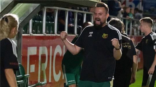 Wichtiger 2:1-Heimsieg gegen Regionalliga-Absteiger BSV Schwarz-Weiß Rehden - Trainer Malte Bösch lässt die ganze Anspannung raus.