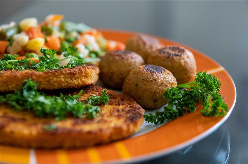 Gut ein Zehntel der Menschen isst vegetarisch oder vegan Wichtigste Gründe dafür, mehr pflanzliche Produkte zu kaufen, sind der Umfrage zufolge der Umweltschutz, das Tierwohl und die eigene Gesundheit.