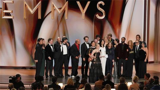„Widow’s Bay“ wurde zum Überraschungssieger der diesjährigen Emmys. 