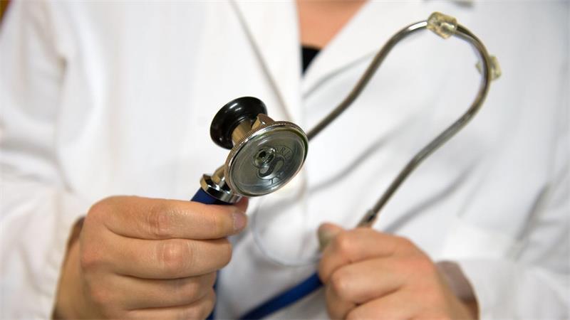Wie Ärzte und Patienten miteinander kommunizieren, wirkt sich auf das gegenseitige Vertrauen aus. (Symbolbild)