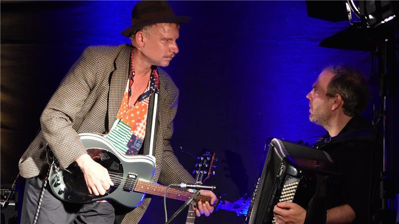 Hanse Song Festival: Von paradiesischer Musik bis zu kreischender Ekstase Wie Schauspieler Robert Stadlober die Texte von Kurt Tucholsky mit seiner Musik leuchten lässt, ist zutiefst herzergreifend.