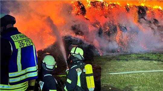 Wie am Freitag in Fredenbeck-Deinste, standen in der Nacht auf Montag Stroballen in Horneburg-Nottensdorf in Flammen.