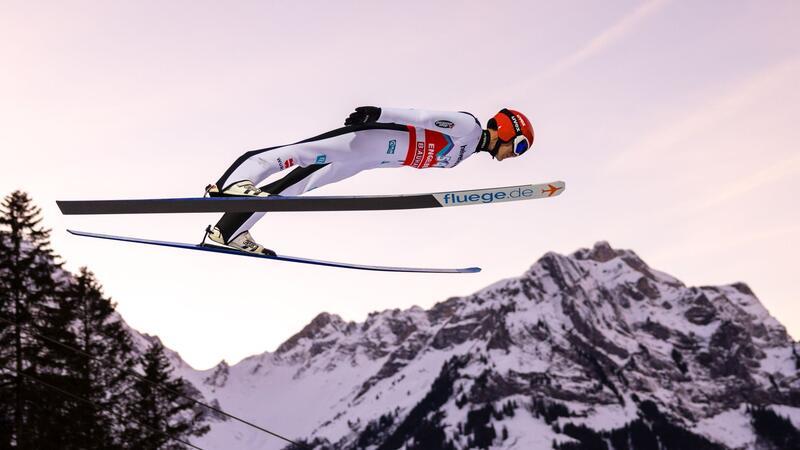 Bilder des Tages Wie auf Wolken: Der deutsche Skispringer Stephan Leyhe gleitet durch die Luft beim Weltcup in Engelberg.