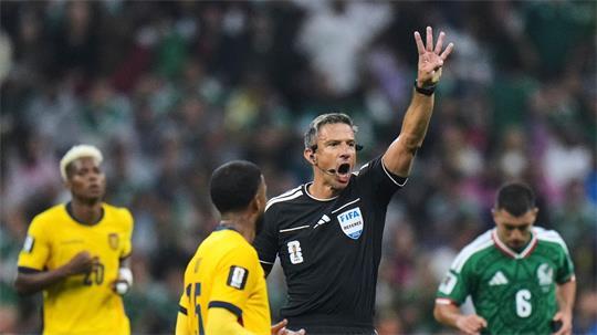 Wie bei der WM: Schiedsrichter dürfen bei verzögerten Einwürfen oder Abstößen künftig einen 5-Sekunden-Countdown starten. (Archivbild)