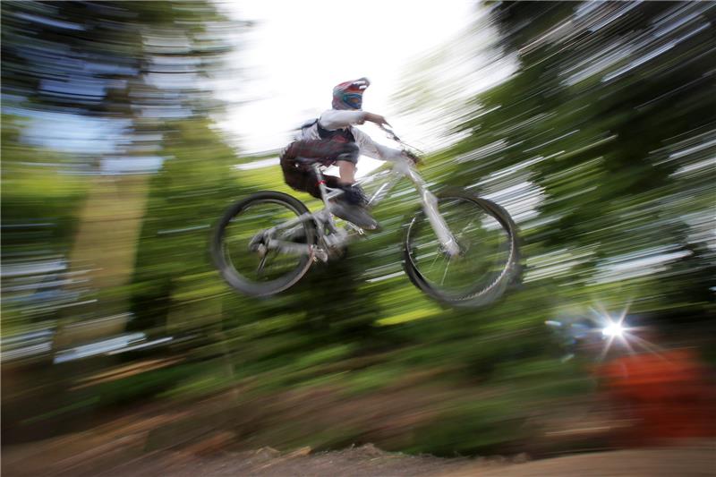 Wie bei diesem Mountainbiker soll es auf dem geplanten Stader Bike-Park actionreich zugehen (Symbolbild). Foto: dpa