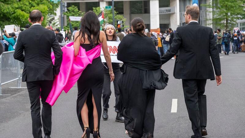 Correspondents‘ Dinner: Trump-Witze und Proteste vor der Tür Wie bei mittlerweile nahezu jedem Auftritt von Biden hatten sich auch propalästinensische Demonstranten am Veranstaltungsort versammelt.