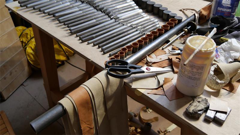 Wie beim Bau vor rund 170 Jahren wird auch heute wieder Leder als Dichtmaterial genutzt. Hier wird Material für Pfeifendeckel vorbereitet.