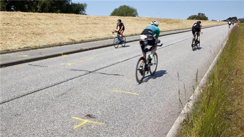 Wie beim Ironman führt die Radstrecke auch beim Vierlanden-Triathlon am Deich entlang