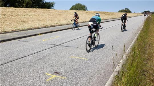 Wie beim Ironman führt die Radstrecke auch beim Vierlanden-Triathlon am Deich entlang