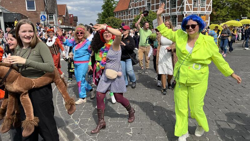 Plattdeutsch und Lehramt: Das ist die neue Altländer Blütenkönigin Linn Schuback Wie beim Schlagermove: Beim Blütencorso liefen 20 Gruppen und Vereine aus dem Alten Land mit - unter anderem die Kleine Jorker Bühne.