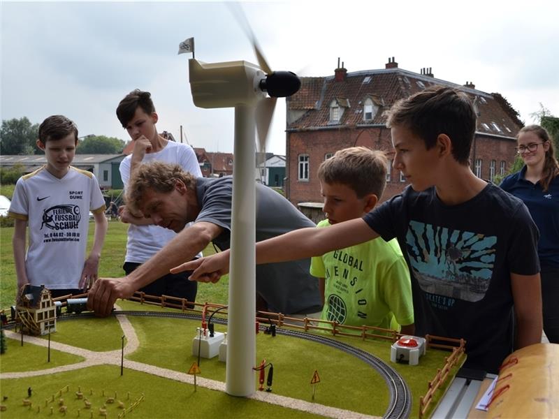 Windenergie: So wird Forschung für Kinder begreifbar Wie bringt der Wind die Eisenbahn zum Fahren? Leo, Julius, Erik und Hendrik (von links) lassen es sich von Oliver Boguhn erklären.