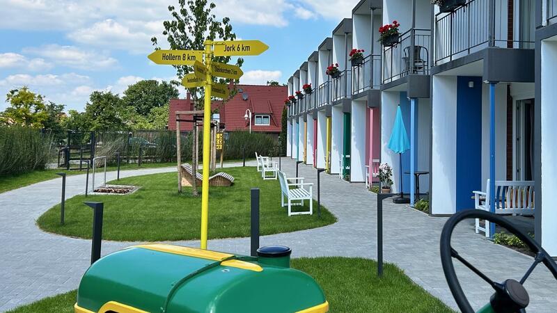Wie das Alte Land im Kleinformat: Der Lebensgarten vermittelt ein vertrautes Lebensgefühl. Auch die Terrassen der Bewohner sind farblich gekennzeichnet, das erleichtert die Orientierung.