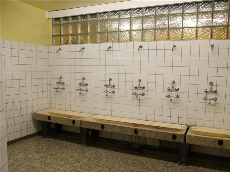 Wie das Hauptgebäude stammen die verspakten Waschräume aus der Nachkriegszeit.