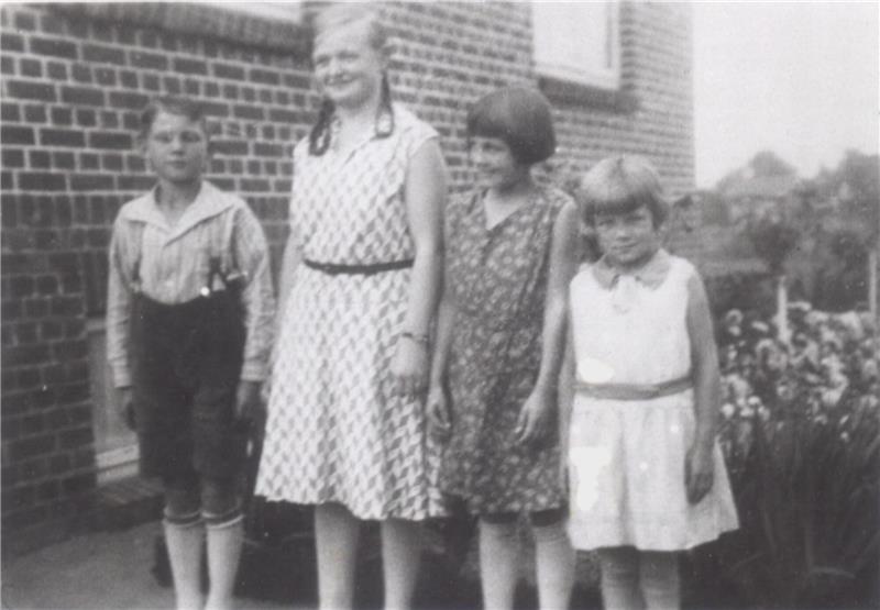 Die Schule der Braunhemden: Hier trainierte Stades Nazi-Kampftruppe Wie der Stader Michael Quelle berichtet, hatten seine Großeltern in Stade bis 1933 drei Mädchen aus der Taubstummenanstalt in Pflege genommen: Erna, Erika und Herta. Hier stehen sie links neben seinem Vater Walter.