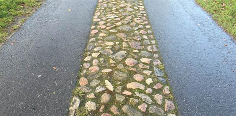 Wie der Wirtschaftsweg in Düdenbüttel (Foto) soll der Heuweg mit den historischen Feldsteinen gepflastert werden. In Dollern ist eine Breite von 2,70 Meter geplant.