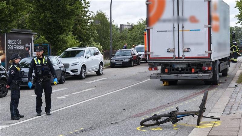 Bein abgetrennt: Radfahrer stirbt nach Unfall mit Lkw Wie die Feuerwehr mitteilte, wurde der Mann mit einer sogenannten Amputationsverletzung in ein Krankenhaus gebracht.