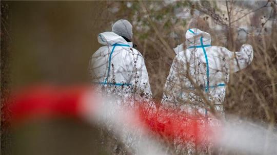 Wie die Polizei mitteilte, fanden Beamte die Leiche des vermissten Mädchens in einer Gartenanlage.